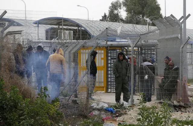 Palestinians working in Israel wait to cross through the Israeli-controlled Mitar checkpoint south of the West Bank city of Hebron January 19, 2016. (Photo by Mussa Qawasma/Reuters)