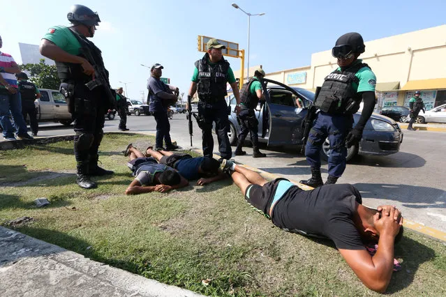 Police officers detain people for looting while protesting against the rising prices of gasoline enforced by the Mexican government, in Boca del Rio, on the outskirts of Veracruz, Mexico, January 5, 2017. (Photo by Ivan Sanchez/Reuters)