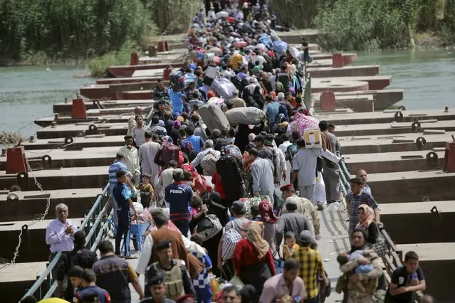 Displaced Sunni people, who fled the violence in the city of Ramadi, arrive at the outskirts of Baghdad, April 17, 2015. (Photo by Reuters/Stringer)