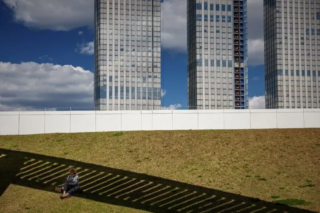 A woman enjoy the first days of meteorological summer in Moscow's International Business Centre on June 1, 2021. (Photo by Dimitar Dilkoff/AFP Photo)