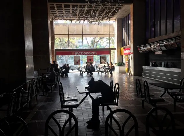 People are seen in a shopping center during a blackout in Caracas, Venezuela on March 8, 2019. (Photo by Ivan Alvarado/Reuters)