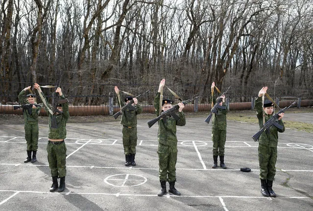 Cadets demonstrate their skills before an intermediate examination session on the premises of the General Yermolov Cadet School in Stavropol, Russia on March 19, 2019. (Photo by Eduard Korniyenko/Reuters)