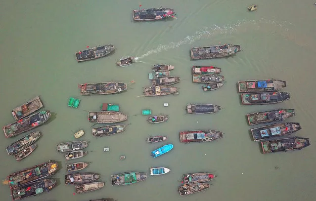 This aerial photo taken on April 24, 2019 shows fishing boats heading back to a port as fisherfolks prepare for the summer fishing moratorium in Lianyungang in China's eastern Jiangsu province. The summer fishing moratorium of the Yellow Sea and the East China Sea waters will start on May 1. (Photo by AFP Photo/Stringer)