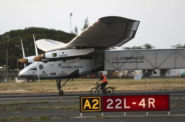 The Solar Impulse 2 airplane, piloted by Andre Borschberg, lands at Kalaeloa Airport in Kapolei, Hawaii, after flying non-stop from Nagoya, Japan, July 3, 2015. (Photo by Hugh Gentry/Reuters)