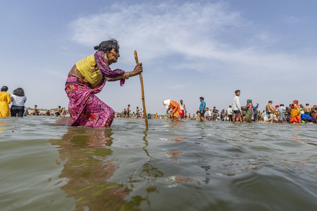 Hindu devotees offer prayers at the Sangam, the meeting point of the Ganges and the Yamuna rivers, during a ritualistic dip , on the occasion of Ganga Dussehra festival in Prayagraj,India, Sunday, June 16, 2024. Hindus across the country celebrate Ganga Dussehra by worshiping the River Ganges, which is considered the most sacred and the holiest river for Hindus. (Photo by Rajesh Kumar Singh/AP Photo)