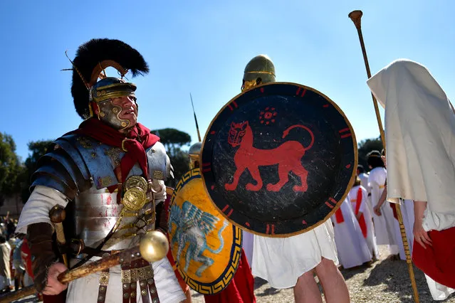 People dressed as ancient Roman parade to mark the anniversary of the foundation of Rome in 753 BC, on April 23, 2017 in Rome, Italy. (Photo by Alberto Pizzoli/AFP Photo)