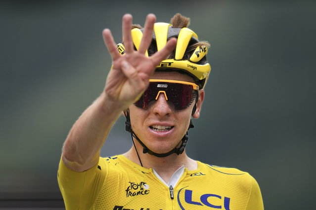 Slovenia's Tadej Pogacar, wearing the overall leader's yellow jersey, flashes four finger for his fourth stage win during the nineteenth stage of the Tour de France cycling race over 144.6 kilometers (89.9 miles) with start in Embrun and finish in Isola 2000, France, Friday, July 19, 2024. (Photo by Daniel Cole/AP Photo)