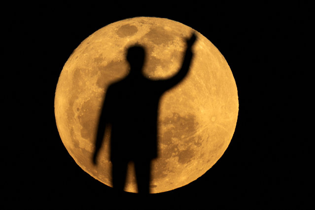 A Supermoon rises behind the Juscelino Kubitschek Memorial in Brasilia, Brazil on August 19, 2024. (Photo by Ueslei Marcelino/Reuters)