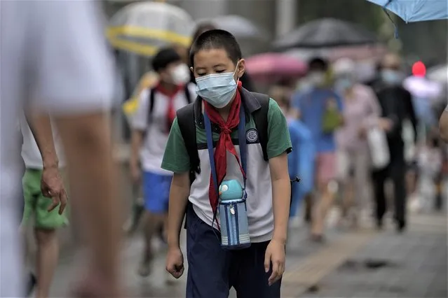 A student wearing a face mask arrives at a primary school in Beijing, Monday, June 27, 2022. (Photo by Andy Wong/AP Photo)