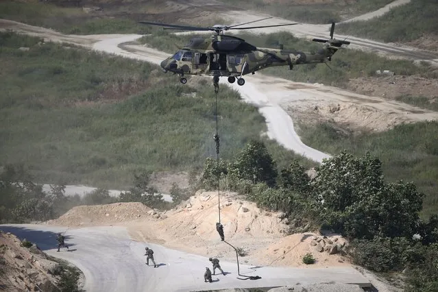 South Korean soldiers rappel down during a U.S.-South Korea joint live-fire military exercise at a training field near the demilitarized zone separating the two Koreas in Pocheon, South Korea, August 28, 2015. (Photo by Kim Hong-Ji/Reuters)