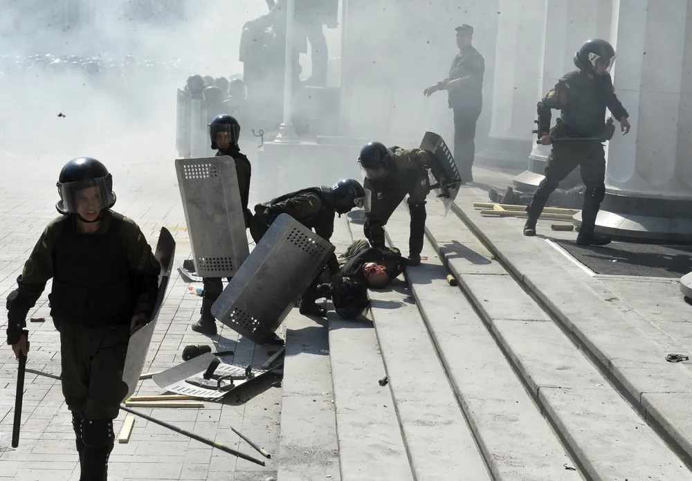 Clashes outside Ukraine Parliament