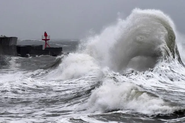 This photograph taken on February 16, 2022 in Plobannalec-Lesconil western France, shows strong winds and high waves hit the coast. (Photo by Fred Tanneau/AFP Photo)