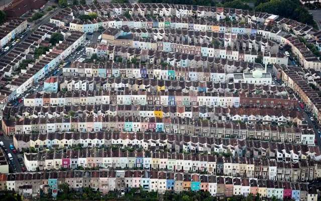 Painted houses in terraced streets are seen from the air on the second day of the Bristol International Balloon Fiesta on August 11, 2017 in Bristol, England. More than 130 balloons have gathered for the four day event, now in its 39th year and now one of Europe's largest annual hot air balloon events, being hosted in the city that is seen by many as the home of modern ballooning. (Photo by Matt Cardy/Getty Images)