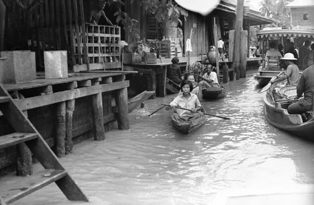 Small skiffs, used as personal boats, carry Thai people along or across the Chao Phraya River in Bangkok, Thailand, March 20, 1967. Children even go to school in these tiny boats.  At right in background is a tourist boat. (Photo by AP Photo)