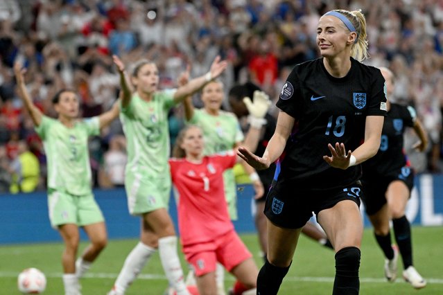 England's forward #18 Chloe Kelly (R) celebrates after scoring her team's second goal during the UEFA Women's Euro 2025 semi-final football match between England and Italy at the Stade de Geneve in Geneva, on July 22, 2025. (Photo by Miguel Medina/AFP Photo)