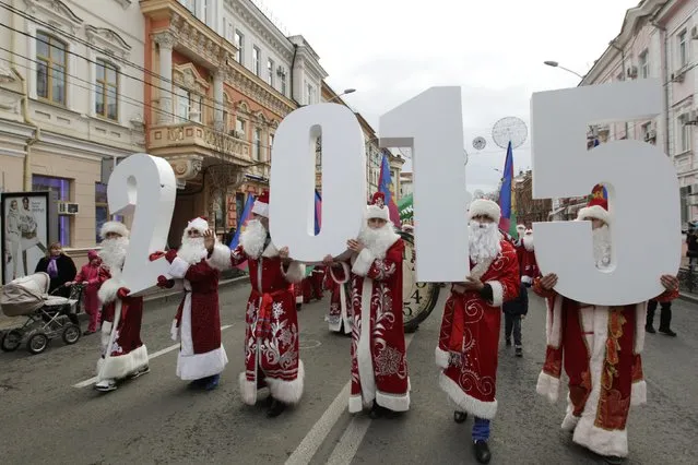 People dressed as Father Frost, the equivalent of Santa Claus, carry figures that make up the number 2015 during a parade in the Russian southern city of Krasnodar December 20, 2014. (Photo by Eduard Korniyenko/Reuters)