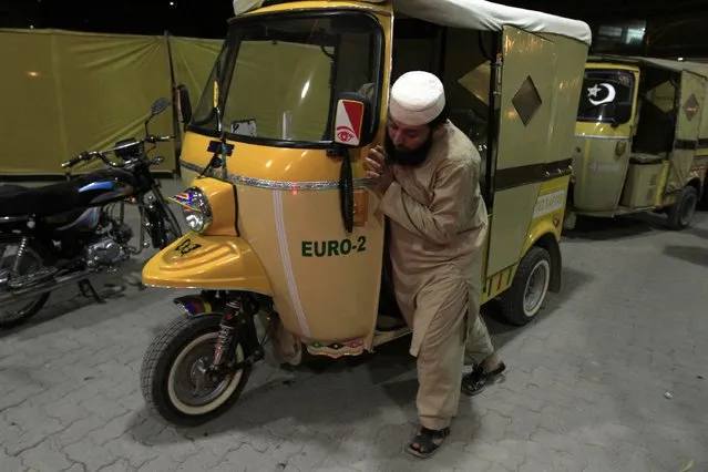 A man pushes his rickshaw to get fuel at a fuel station in Rawalpindi January 19, 2015. Pakistan's government facing public anger over severe petrol shortages, promised on Monday the crisis that has led to long queues outside petrol stations would be solved within a week. Already frustrated by crippling electricity and gas shortages. (Photo by Faisal Mahmood/Reuters)