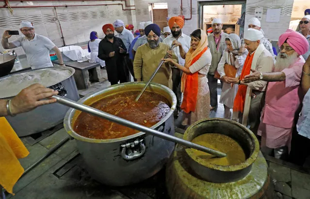 U.S. Ambassador to the United Nations Nikki Haley helps at a community kitchen inside a Gurudwara or a Sikh temple in the old quarters of Delhi, India June 28, 2018. (Photo by Adnan Abidi/Reuters)