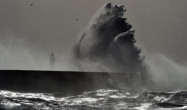 Waves crash over Newhaven Lighthouse on the south coast of England on February 23, 2017 as Storm Doris hits the country. (Photo by Glyn Kirk/AFP Photo)