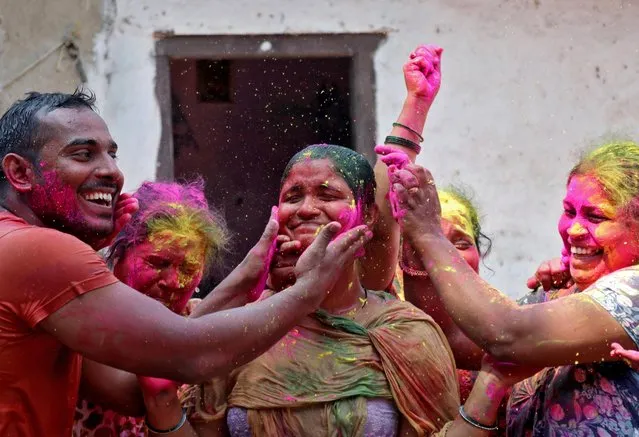 A woman reacts as coloured powder is applied on her face during Holi celebrations, amidst the spread of the coronavirus disease (COVID-19), in Mumbai, India, March 29, 2021. (Photo by Niharika Kulkarni/Reuters)