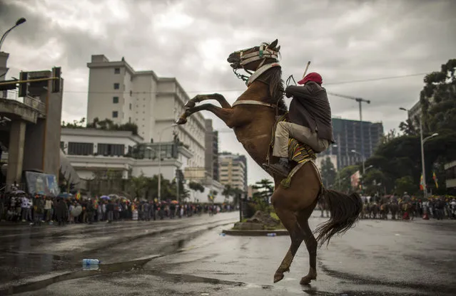 An Ethiopian rides a horse as hundreds of thousands gather to welcome returning leaders of the once-banned Oromo Liberation Front (OLF) in the capital Addis Ababa, Ethiopia Saturday, September 15, 2018. (Photo by Mulugeta Ayene/AP Photo)