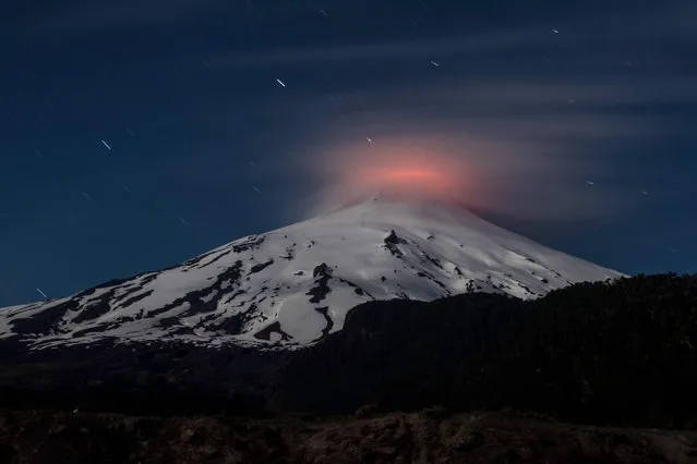View of the Villarrica volcano taken from Pucon, some 800 kilometres south of Santiago, showing signs of activity on December 06, 2017. (Photo by  Christian Miranda/AFP Photo)