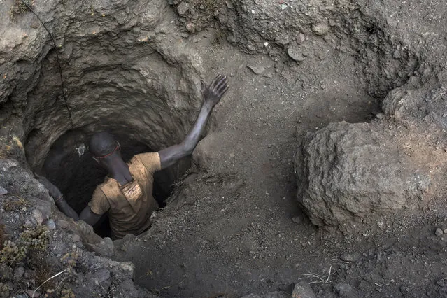 A “creuseur”, or digger, descends into a copper and cobalt mine in Kawama, Democratic Republic of Congo on June 8, 2016. (Photo by Michael Robinson Chavez/The Washington Post)