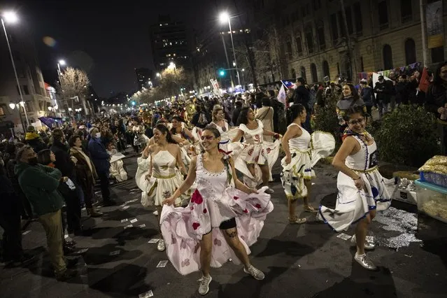 A group of dancers cheer during the closing of the campaign of supporters for the option to vote for the approval of the referendum on the nation's constitution, in Santiago, Chile, 01 September 2022. About 15 million Chileans are summoned to the mandatory constitutional referendum, which will be held on 04 September, which will decide whether to approve or reject the new constitutional text drawn up by a democratically elected parity constitutional convention. (Photo by Alberto Valdes/EPA/EFE)