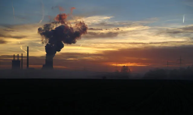 The sun rises behind the Uniper coal power plant in Hanau, Germany, early morning November 23, 2016. (Photo by Kai Pfaffenbach/Reuters)