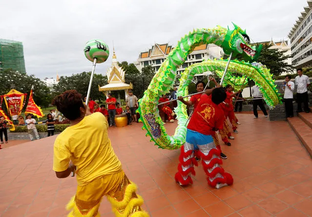 Men perform a lion dance ahead of the Chinese Lunar New Year in Phnom Penh, Cambodia January 26, 2017. (Photo by Samrang Pring/Reuters)