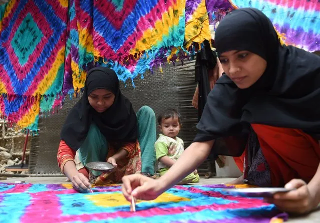 Pakistani workers dye scarves at their home in Karachi on March 7, 2016, ahead of International Women's Day. Women in Pakistan have fought for their rights for decades, in a country where so-called honour killings and acid attacks remain commonplace. (Photo by Asif Hassan/AFP Photo)