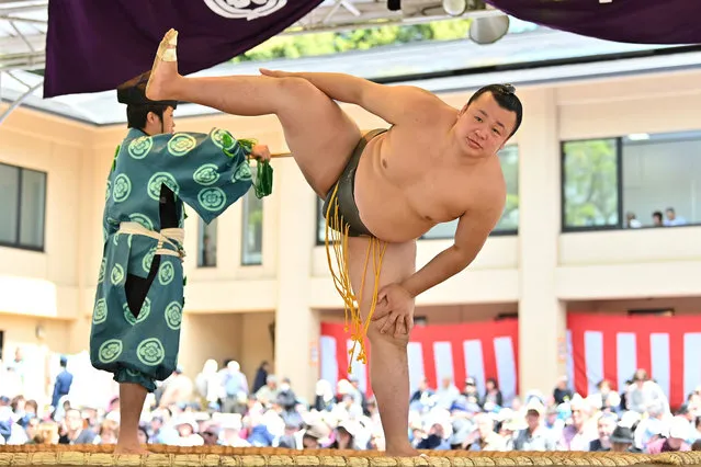 A sumo wrestler takes part in a “honozumo”, a ceremonial sumo exhibition, on the grounds of Yasukuni Shrine in Tokyo on April 15, 2019. Sumo's top wrestlers took part in an annual one-day exhibition for thousands of spectators within the shrine's precincts. (Photo by Charly Triballeau/AFP Photo)