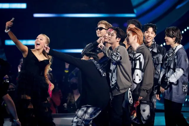Jojo Siwa takes a selfie with BTS at the Annual American Music Awards at the Microsoft Theatre in Los Angeles, California, U.S., November 21, 2021. (Photo by Mario Anzuoni/Reuters)