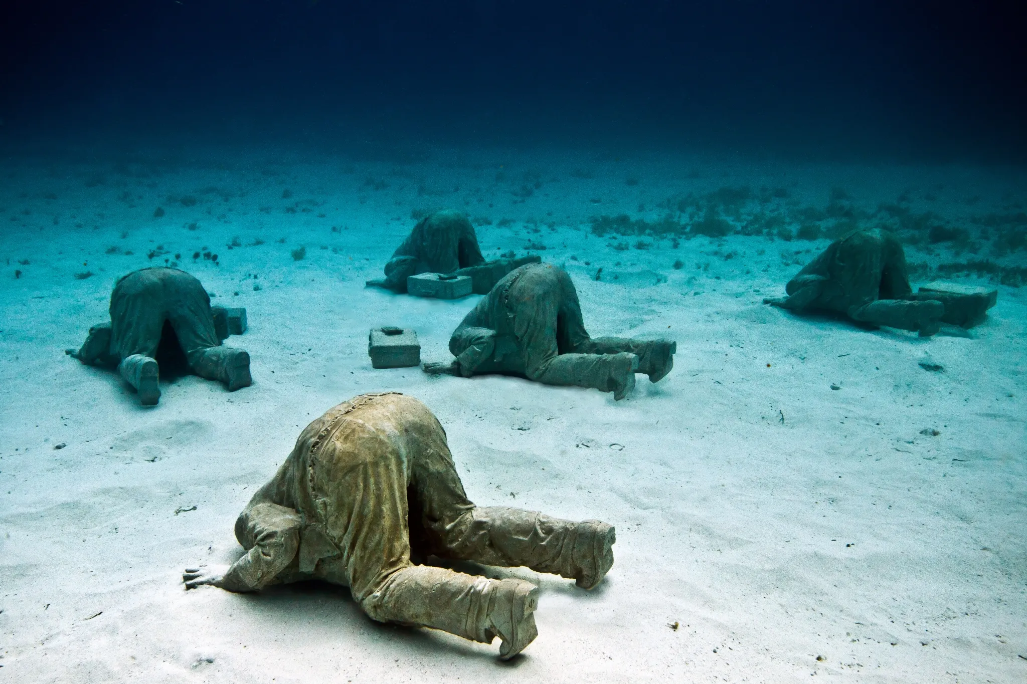 Что нашли под водой. Подводный музей Джейсона де Кайрес Тейлора. Jason DECAIRES Taylor скульптор. Канкун музей подводных скульптур. Страшная находка под крымским мостом.