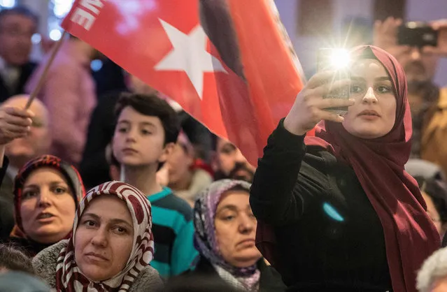 Supporters of the Turkish president Recep Tayyip Erdogan and the ruling Justice and Development Party (AKP) party wave Turkish flags during a referendum campaign event at which the AKP parliamentarian Taner Yildiz gave a speech in Kelsterbach, Germany, 06 March 2017. Several hundred supporters attended the event. (Photo by Boris Roessler/DPA)