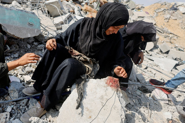 Palestinians react as they inspect the site of an Israeli strike on a house amid the ongoing conflict between Israel and Hamas, in Khan Younis in the southern Gaza Strip on June 3, 2024. (Photo by Mohammed Salem/Reuters)