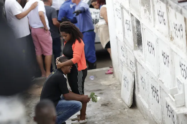The uncle of the late 8-year-old Ágatha Sales Felix cries during her burial at the cemetery in Rio de Janeiro, Brazil, Sunday, September 22, 2019. Félix was hit by a stray bullet Friday amid what police said was shootout with suspected criminals. However, residents say there was no shootout, and blame police. (Photo by Silvia Izquierdo/AP Photo)