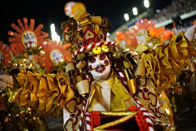 A member of Unidos Do Viradouro samba school takes part in a parade at the Samba Catwalk during the carnival of Rio de Janeiro, Brazil, early 23 April 2022. (Photo by Andre Coelho/EPA/EFE)