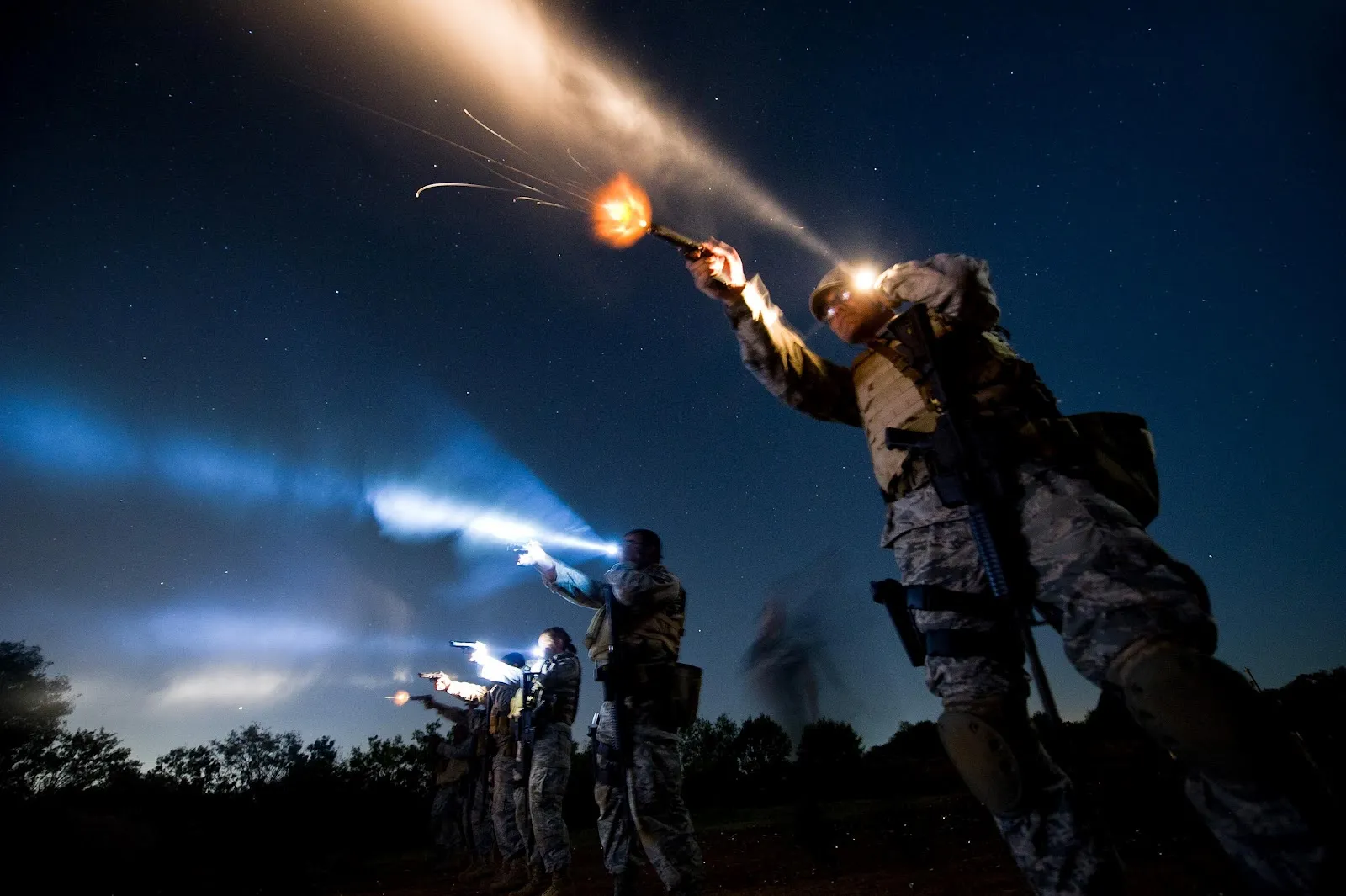 Армейская ночь. Военный фонарик. Ночные стрельбы. Стрельба ночью. Ночной бой.