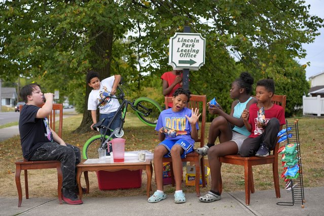 Neighborhood kids gather to sell Kool-Aid and chips, Tuesday, September 17, 2024, in Springfield, Ohio. Some were kept home from school because of the bomb threats at their schools, and if that happens again, they plan to be at the corner with Kool-Aid and chips again tomorrow. (Photo by Carolyn Kaster/AP Photo)