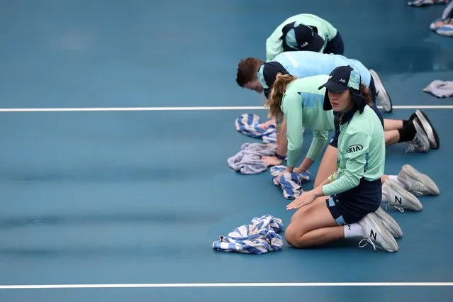 Groundstaff prepare the court ahead of play following a dust storm during Australian Open Second Round in Melbourne, Australia on January 23, 2020. (Photo by Hannah Mckay/Reuters)