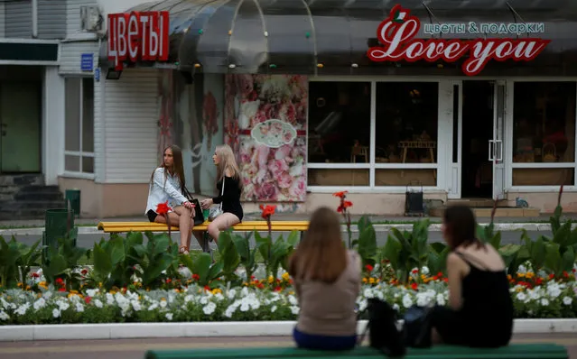 People sit on benches next to a street in Saransk, Russia on July 14, 2017. (Photo by David Mdzinarishvili/Reuters)