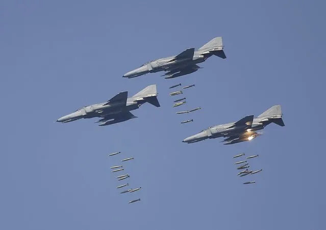 F-4 fighters take part in a U.S.-South Korea joint live-fire military exercise at a training field near the demilitarized zone separating the two Koreas in Pocheon, South Korea, August 28, 2015. (Photo by Kim Hong-Ji/Reuters)