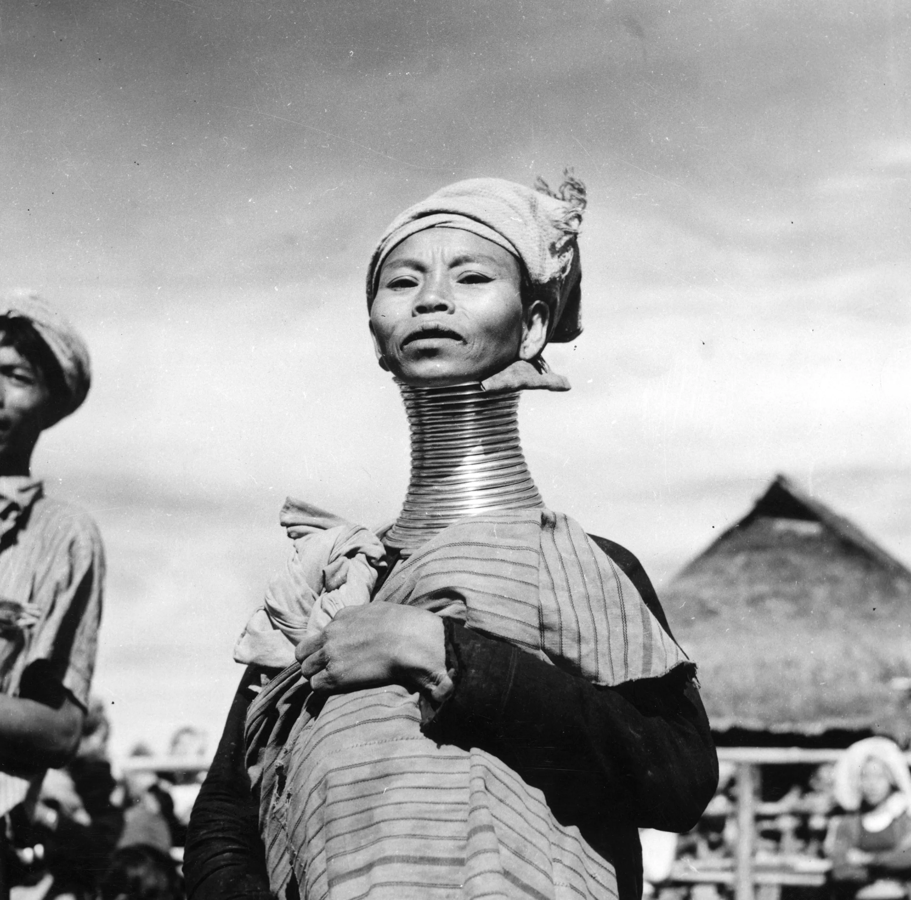 Длинные шеи в африке. Женщины из племени Падаунг Бирма. Женщины из племени Падаунг Бирма 1913. Племя Падаунг Бирма без колец. Женщины Жирафы племени Падаунг.