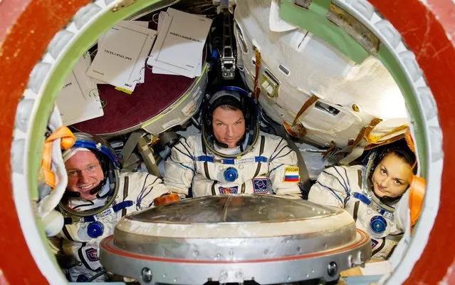 Members of the International space crew, US astronaut Barry Wilmore (L) and Russia's cosmonauts Alexandr Samokutyaev (C) and Elena Serova attend a training session at the Gagarin Cosmonauts' Training Centre in Star City, outside Moscow on August 29, 2014. The crew is to take off from Russian-leased Kazakh Baikonur cosmodrome to the ISS on September 26. (Photo by AFP Photo/Stringer)