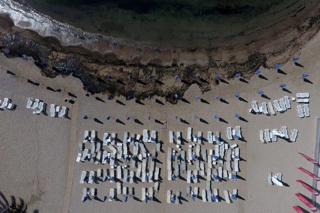 Oil that leaked from a small oil tanker that sank on September 10, is seen next to sunbeds and folded umbrellas on the beach of Agios Kosmas at the riviera in Athens, Greece, September 17, 2017. (Photo by Giorgos Moutafis/Reuters)