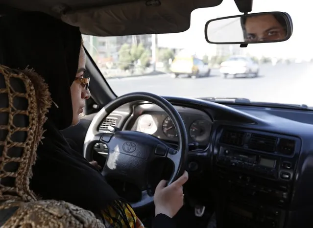 Tahmina drives during a practical driving lesson in Kabul September 4, 2014. (Photo by Mohammad Ismail/Reuters)