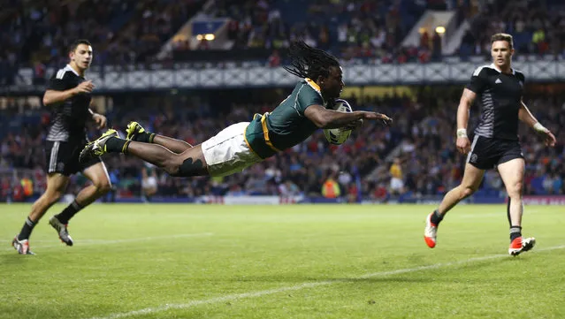 Seabelo Senatla of South Africa dives to score a try against New Zealand during the gold medal match of the Rugby Sevens at the 2014 Commonwealth Games in Glasgow, Scotland, July 27, 2014. (Photo by Russell Cheyne/Reuters)