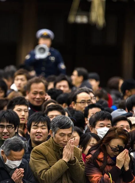 People pray for the upcoming year at the Shinto Meiji Shrine in Tokyo January 1, 2015. (Photo by Thomas Peter/Reuters)