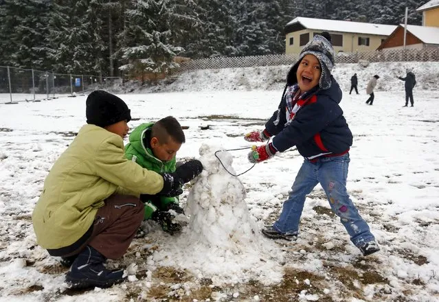 Migrants play in the snow before passing the Austrian-German border in Wegscheid in Austria, near Passau November 22, 2015. (Photo by Michael Dalder/Reuters)